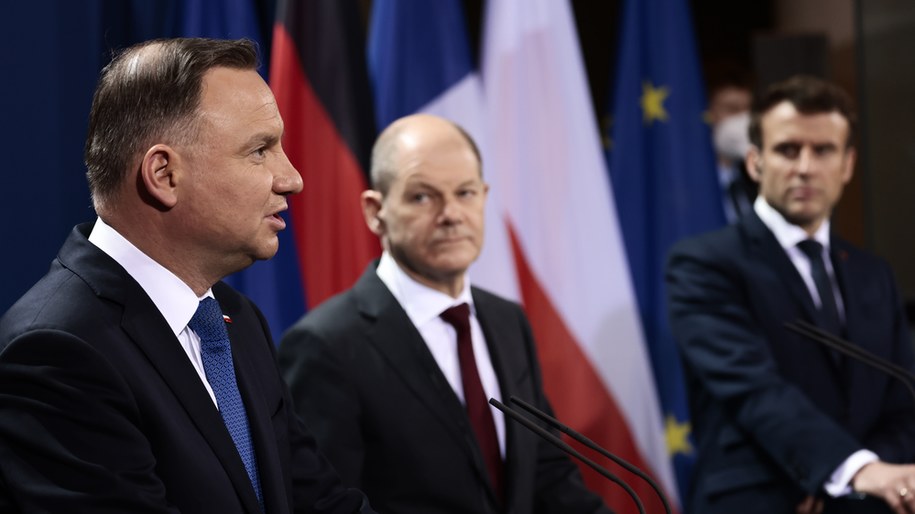 Prezydent Andrzej Duda rozmawiał w formacie Trójkąta Weimarskiego z prezydentem Francji Emmanuelem Macronem oraz kanclerzem Niemiec Olafem Scholzem /HANNIBAL HANSCHKE /PAP/EPA