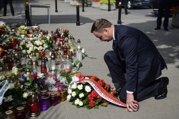 Prezydent Andrzej Duda składa kwiaty przed ambasadą Republiki Francuskiej w Warszawie /Jakub Kamiński   /PAP