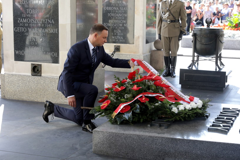 Prezydent Andrzej Duda składa kwiaty przed Grobem Nieznanego Żołnierza /Tomasz Gzell /PAP