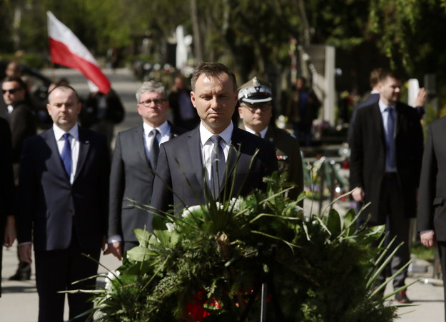 Prezydent Andrzej Duda składa kwiaty przed pomnikiem Ofiar Katastrofy Smoleńskiej na warszawskim Cmentarzu Wojskowym na Powązkach /Tomasz Gzell /PAP