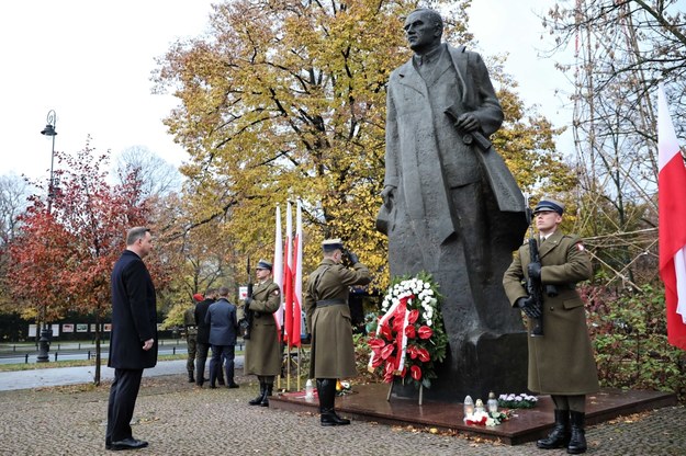 Prezydent Andrzej Duda składa kwiaty przed pomnikiem Romana Dmowskiego w Warszawie /Leszek Szymański /PAP