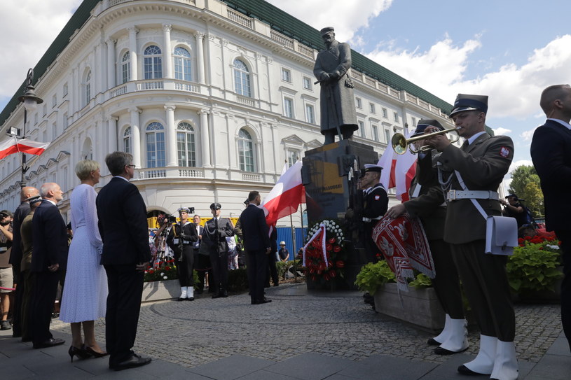 Prezydent Andrzej Duda składa wieniec przed pomnikiem Marszałka Józefa Piłsudskiego /Tomasz Gzell /PAP