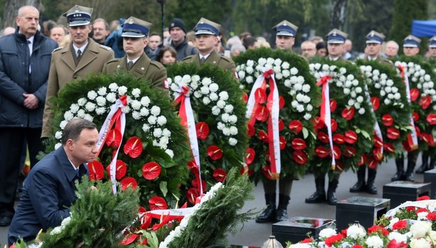 Prezydent Andrzej Duda składa wieniec przed pomnikiem ofiar na Cmentarzu Wojskowym na warszawskich Powązkach /Tomasz Gzell /PAP