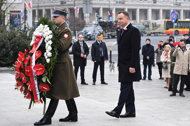 Prezydent Andrzej Duda składa wieniec przed pomnikiem Wincentego Witosa /Radek Pietruszka /PAP