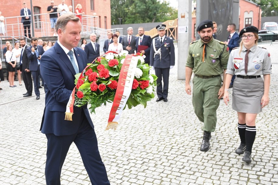 Prezydent Andrzej Duda składa wieniec przed tablicą upamiętniającą prezydenta Lecha Kaczyńskiego na dziedzińcu Muzeum Powstania Warszawskiego /Radek Pietruszka /PAP