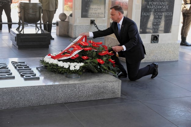 Prezydent Andrzej Duda składa wieniec przy Grobie Nieznanego Żołnierza / 	Tomasz Gzell    /PAP