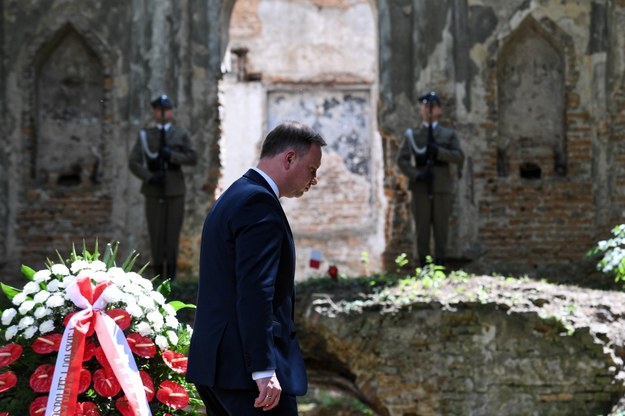 Prezydent Andrzej Duda składa wieniec przy ruinach w wiosce Ołyka na Wołyniu /Jacek Turczyk /PAP
