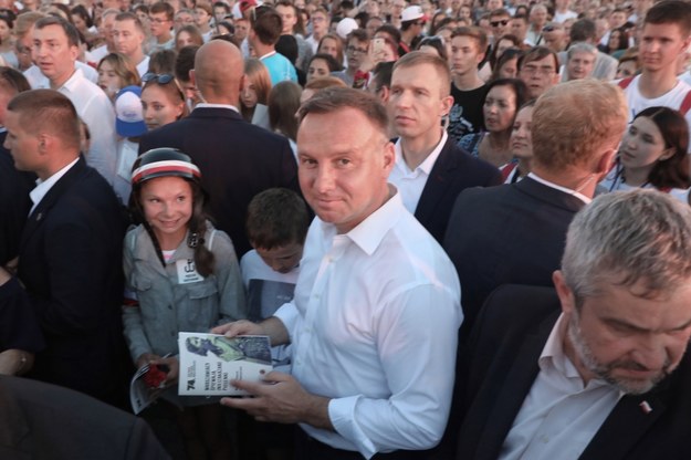 Prezydent Andrzej Duda śpiewa "(nie)zakazane piosenki" powstańcze /	Tomasz Gzell   /PAP