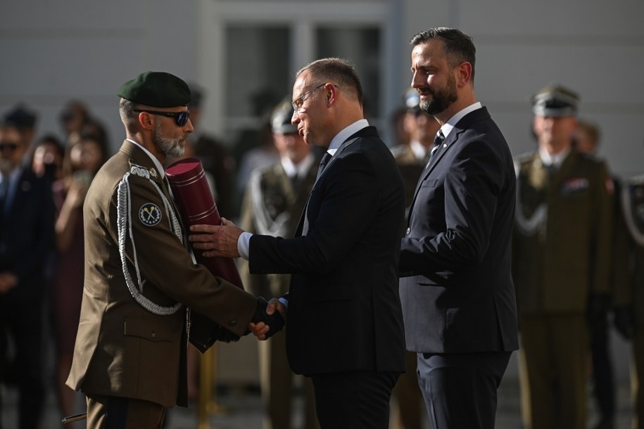 Prezydent Andrzej Duda, szef MON Władysław Kosiniak-Kamysz oraz mianowany na stopień generała brygady płk Mieczysław Bieniek podczas uroczystości wręczenia nominacji generalskich i odznaczeń państwowych. 14.08.2025 r. /Radek Pietruszka /PAP
