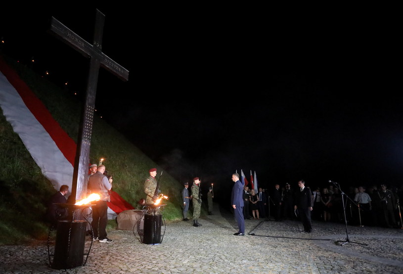 Prezydent Andrzej Duda uczestniczy w uroczystym capstrzyku pod kopcem Piłsudskiego /	Jacek Bednarczyk   /PAP