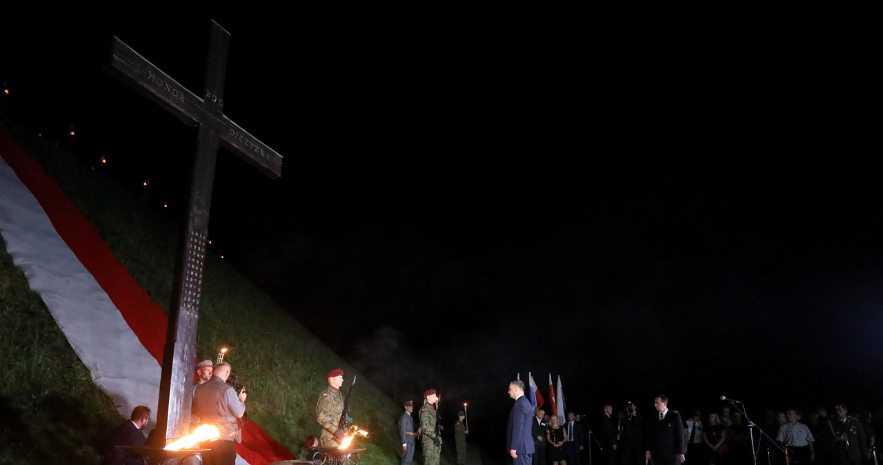 Prezydent Andrzej Duda uczestniczy w uroczystym capstrzyku pod kopcem Piłsudskiego /	Jacek Bednarczyk   /PAP