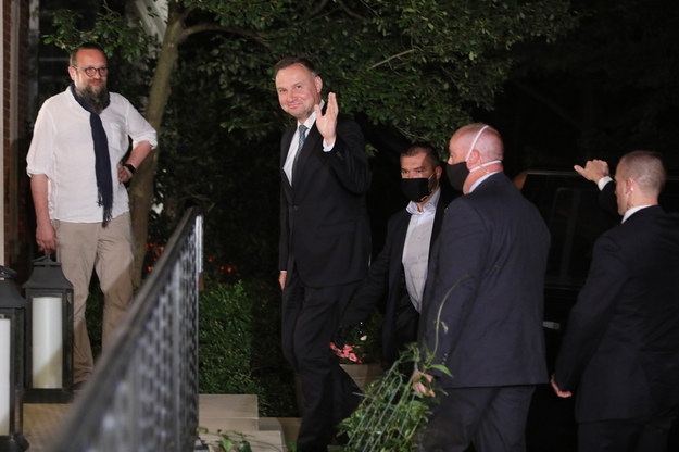 Prezydent Andrzej Duda w drodze do rezydencji ambasadora RP w Waszyngtonie /Leszek Szymański /PAP