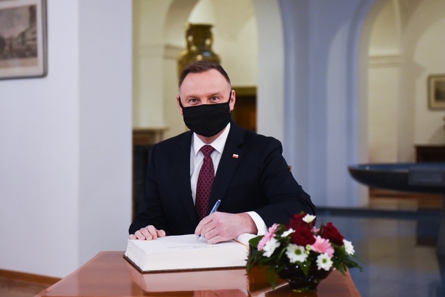 Prezydent Andrzej Duda w Pradze wpisał się do księgi pamiątkowej /HANA BROZKOVA / Office of the President of the Czech Republic / /PAP