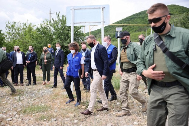Prezydent Andrzej Duda w punkcie kontrolnym przy "linii rozgraniczenia" przy granicy z Osetią Południową / 	Leszek Szymański    /PAP