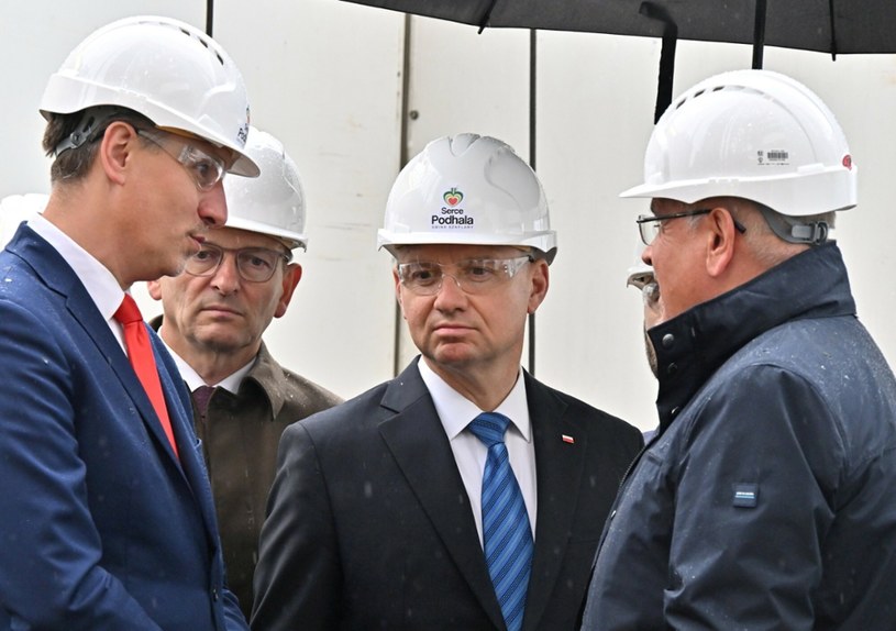 Prezydent Andrzej Duda (w środku) wizytował najgłębszy odwiert geotermalny na świecie w gm. Szaflary /Paweł Murzyn  /East News
