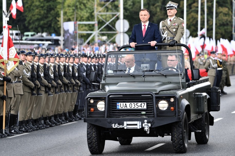 Prezydent Andrzej Duda w towarzystwie szefa Sztabu Generalnego, naczelnego dowódcy na czas wojny gen. broni Rajmunda Andrzejczaka dokonuje przeglądu pododdziałów wojskowych /Jacek Turczyk /PAP