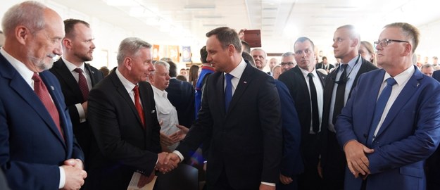 Prezydent Andrzej Duda wchodzi do historycznej sali BHP Stoczni Gdańskiej na główne uroczystości 36. rocznicy podpisania Porozumień Sierpniowych /Adam Warżawa /PAP