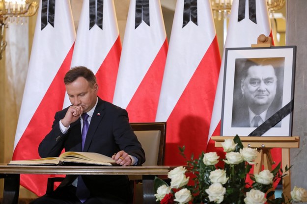 Prezydent Andrzej Duda wpisuje się do księgi kondolencyjnej wystawionej w KPRM po śmierci Jana Olszewskiego /Paweł Supernak /PAP