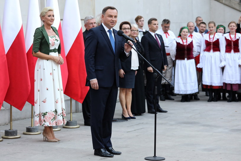 Prezydent Andrzej Duda wraz z małżonką podczas spotkania z uczestnikami V Światowego Zjazdu Polonii i Polaków z Zagranicy /	Tomasz Gzell   /PAP