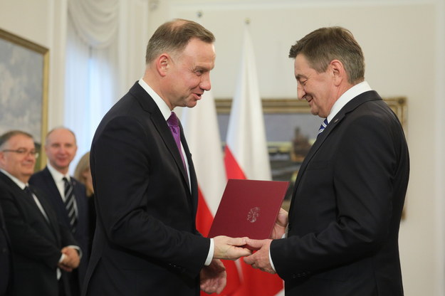Prezydent Andrzej Duda wręcza nominację Markowi Kuchcińskiemu /Paweł Supernak /PAP