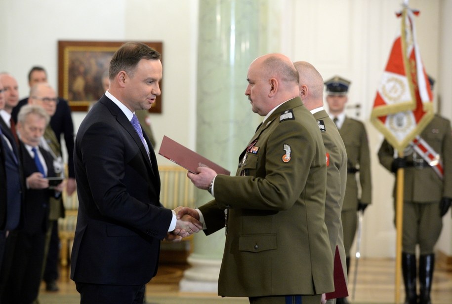 Prezydent Andrzej Duda wręczył akt mianowania na stanowisko Dowódcy Generalnego Rodzajów Sił Zbrojnych generałowi dywizji Jarosławowi Mice /Jacek Turczyk /PAP