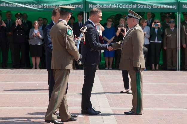 Prezydent Andrzej Duda wręczył nominację generalską komendantowi głównemu SG płk. Markowi Łapińskiemu podczas głównych obchodów święta Straży Granicznej 16 maja na Rynku Wielkim w Zamościu /Paweł Czarny /PAP