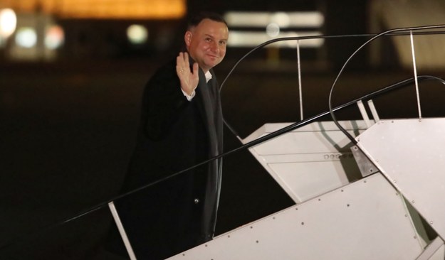 Prezydent Andrzej Duda wsiada do samolotu (zdj. arch.) / 	Leszek Szymański    /PAP
