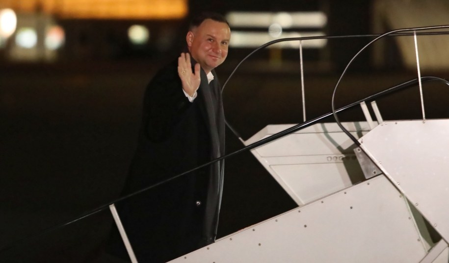 Prezydent Andrzej Duda wsiada do samolotu (zdj. arch.) / 	Leszek Szymański    /PAP