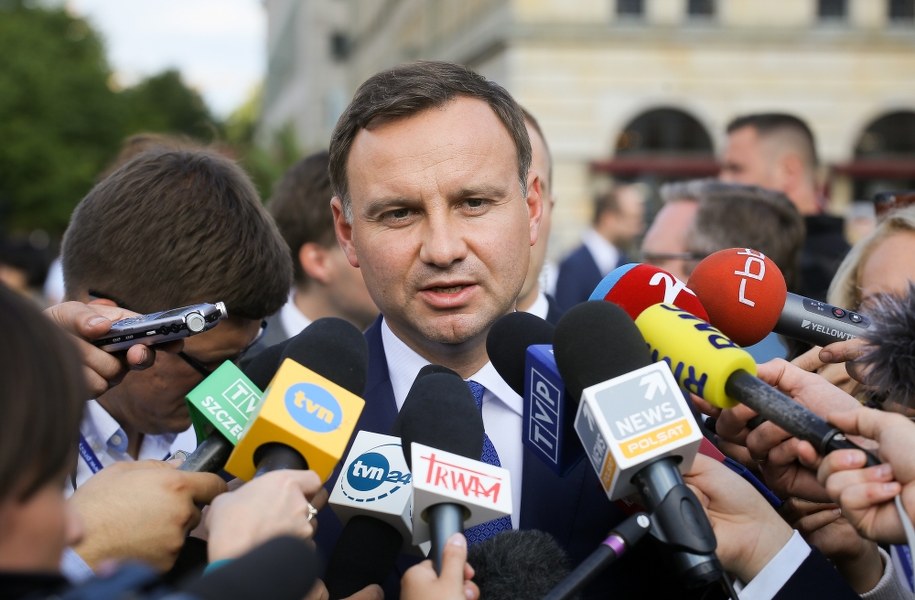 Prezydent Andrzej Duda wśród dziennikarzy /PAP/Paweł Supernak /PAP