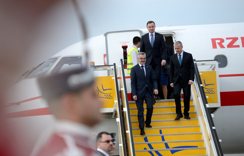 Prezydent Andrzej Duda wychodzi z samolotu po przylocie do Sofii /Jacek Turczyk /PAP