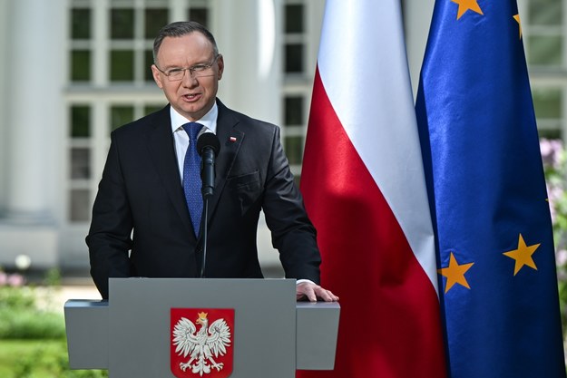 Prezydent Andrzej Duda wygłasza oświadczenie w ogrodach Pałacu Prezydenckiego /Radek Pietruszka /PAP
