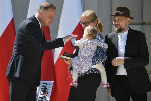 Prezydent Andrzej Duda z Deborą i Joszko Brodami, którym Europejska Konfederacja Dużych Rodzin przyznała tytuł Europejskiej Dużej Rodziny Roku / 	Marcin Obara  /PAP