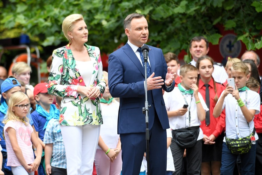 Prezydent Andrzej Duda z małżonką Agatą Kornhauser-Dudą podczas spotkania "Bezpieczne wakacje z parą prezydencką" /Jacek Turczyk /PAP