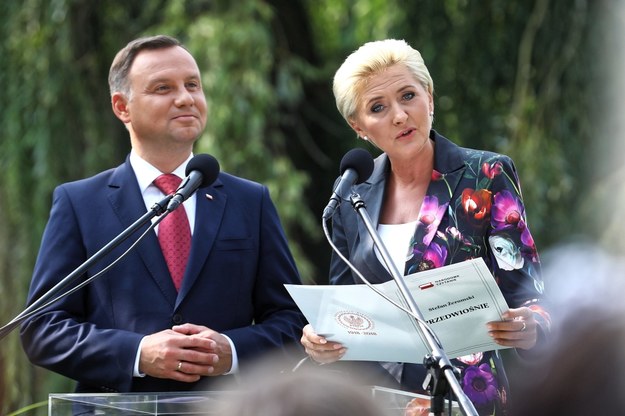 Prezydent Andrzej Duda z małżonką Agatą Kornhauser-Dudą podczas akcji Narodowego Czytania "Przedwiośnia" Stefana Żeromskiego /	Rafał Guz   /PAP