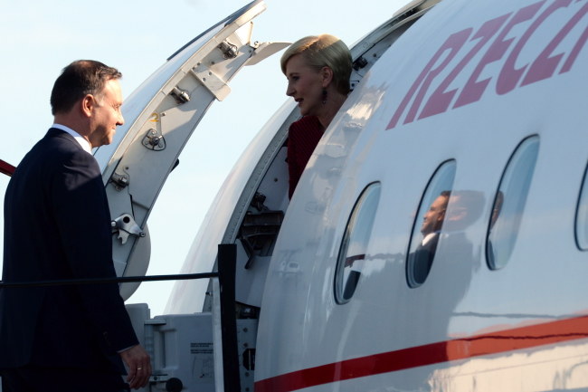 Prezydent Andrzej Duda z małżonką Agatą Kornhauser-Dudą wsiadają na pokład samolotu przed wylotem z Warszawy do Danii /Jacek Turczyk /PAP