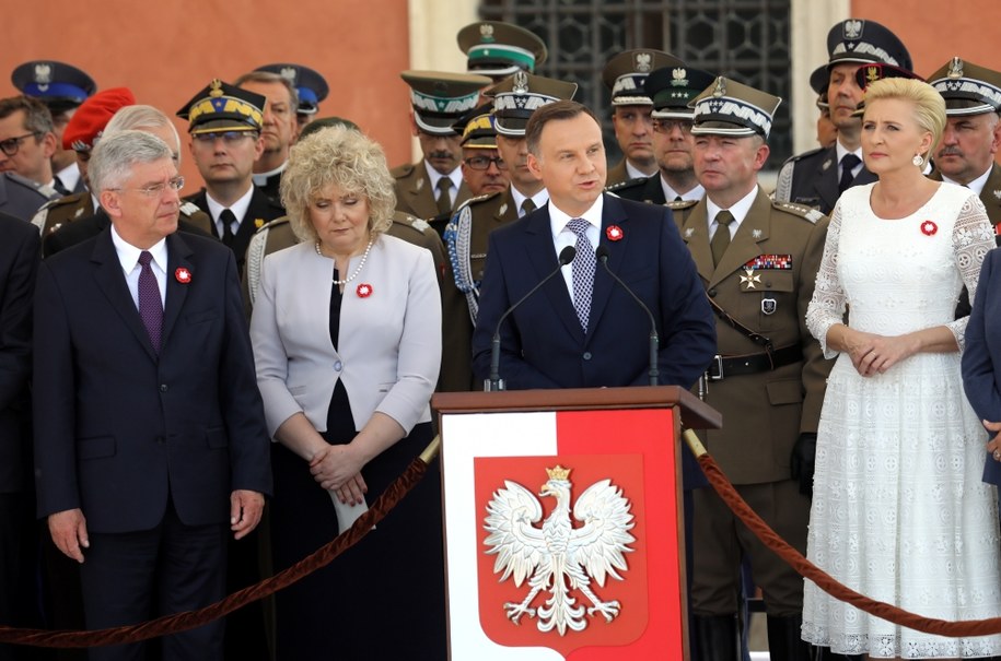 Prezydent Andrzej Duda z żoną Agatą Kornhauser-Dudą  oraz marszałek Senatu Stanisław Karczewski, wicemarszałek Senatu Maria Koc i szef Sztabu Generalnego Wojska Polskiego gen. Leszek Surawski podczas uroczystości na pl. Zamkowym /	Rafał Guz   /PAP