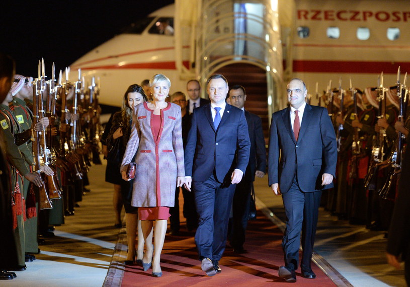 Prezydent Andrzej Duda z żoną Agatą Kornhauser-Dudą podczas uroczystości powitania na lotnisku w Ammanie /Jacek Turczyk /PAP