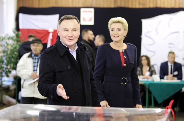 Prezydent Andrzej Duda z żoną Agatą Kornhauser-Dudą podczas głosowania w II turze wyborów samorządowych /Jan Graczyński /PAP