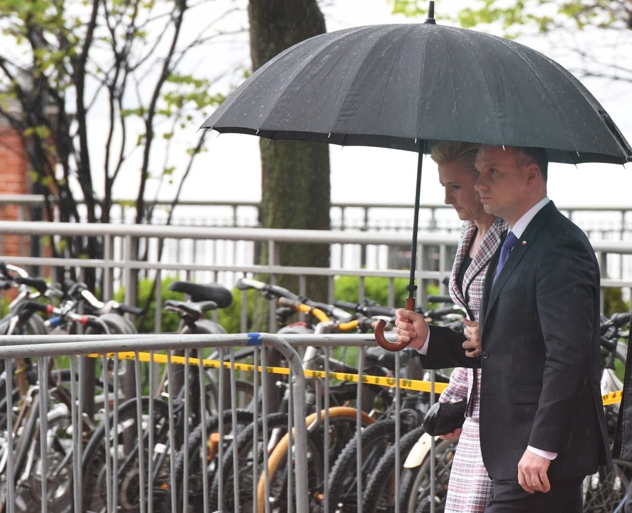 Prezydent Andrzej Duda z żoną Agatą Kornhauser-Dudą w drodze pod Pomnik Katyński /Radek Pietruszka /PAP