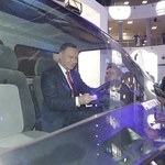 Prezydent Andrzej Duda za kierownicą ELVI