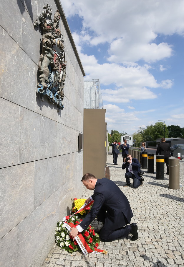 Prezydent Andrzej Duda złożył kwiaty przed ambasadą Wielkiej Brytanii w Warszawie /Paweł Supernak /PAP