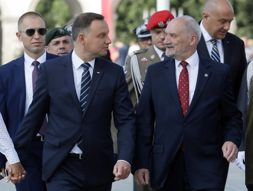 Prezydent Andrzej Duda złożył kwiaty przed Grobem Nieznanego Żołnierza. Prezydentowi towarzyszy między innymi minister obrony narodowej Antoni Macierewicz /Tomasz Gzell /PAP