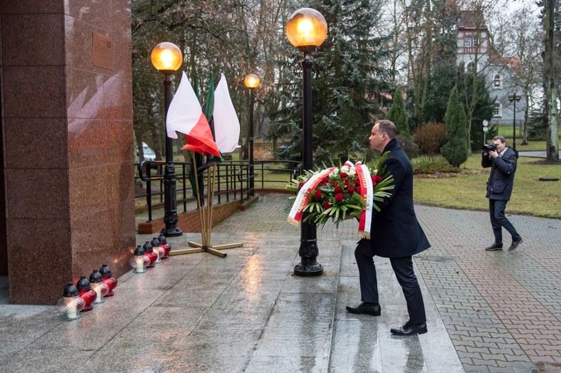 Prezydent Andrzej Duda złożył wieniec przed tablicą upamiętniającą ludzi, którzy ponieśli ofiarę zdrowia i życia w wypadkach przy pracy, znajdującą się na gmachu zarządu KGHM Polska Miedź w Lubinie /Maciej Kulczyński /PAP