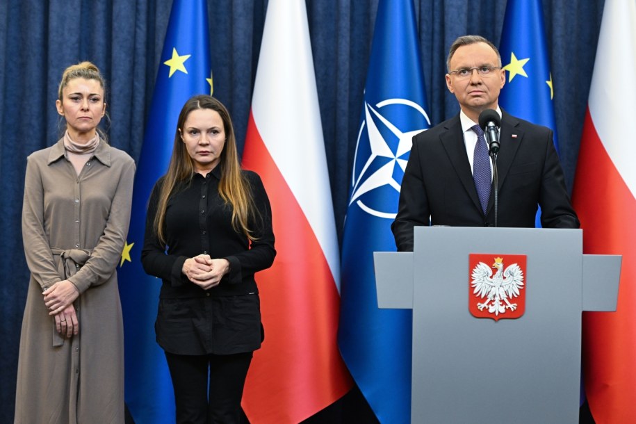 Prezydent Andrzej Duda, żona Mariusza Kamińskiego Barbara Kamińska (C) i żona Macieja Wąsika Roma Wąsik (L) /Radek Pietruszka /PAP