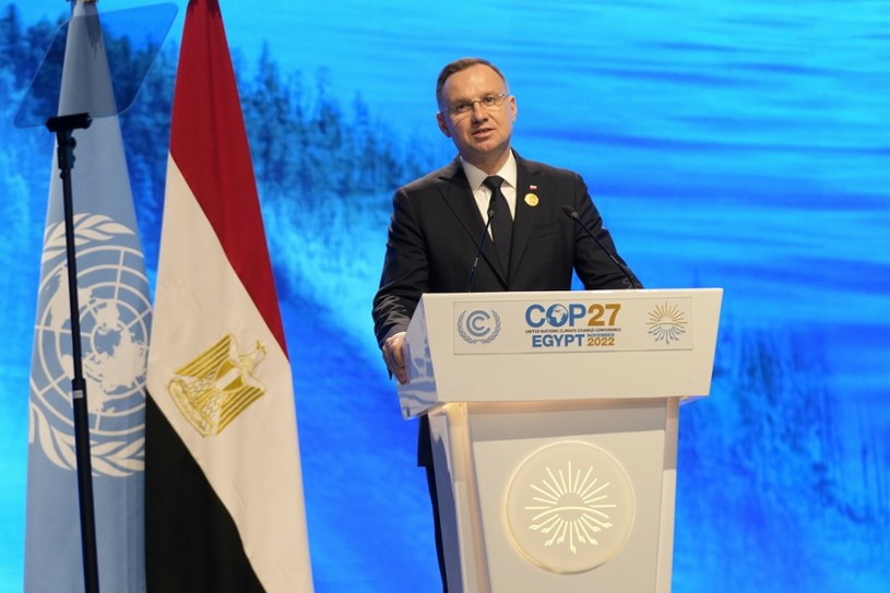 Prezydent Andrzej Duda został zaatakowany podczas szczytu klimatycznego COP27 w Szarm el-Szejk przez Dominikę Lasotę. Aktywistka zarzuciła prezydentowi zaniedbania w transformacji energetycznej /Peter Dejong/Associated Press/East News /East News