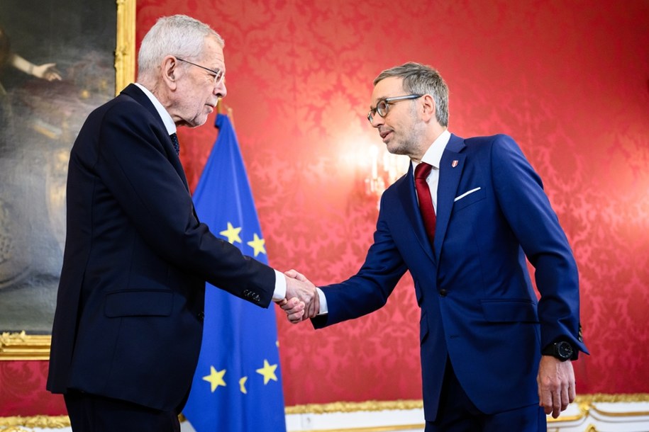 Prezydent Austrii Alexander Van der Bellen (L) i lider Wolnościowej Partii Austrii Herbert Kickl (P) /MAX SLOVENCIK /PAP/EPA