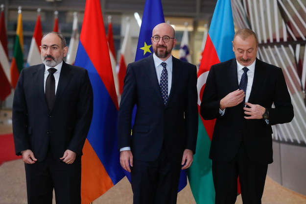 Prezydent Azerbejdżanu Ilham Alijew (z prawej) i premier Armenii Nikol Paszynian w towarzystwie szefa Rady Europejskiej Charlesa Michela (w środku) /STEPHANIE LECOQUE  /PAP/EPA