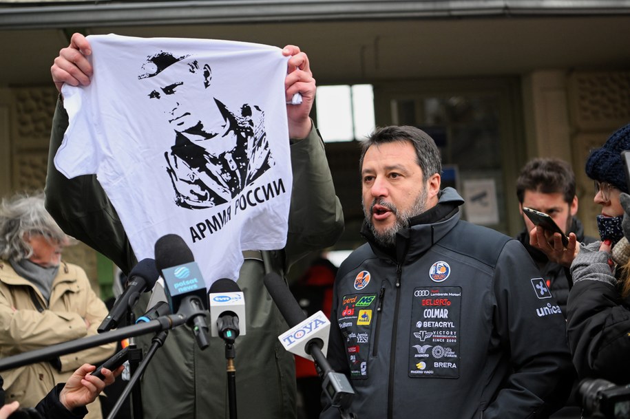 Prezydent Bakun bezskutecznie próbował wręczyć Matteo Salviniemu koszulkę z wizerunkiem Władimira Putina. /Darek Delmanowicz /PAP