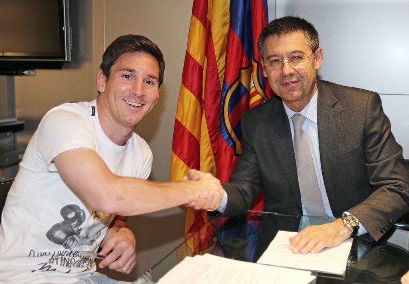 Prezydent Barcelony Josep Maria Bartomeu i Lionel Messi /AFP