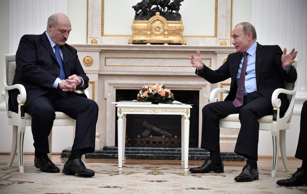 Prezydent Białorusi Alaksandr Łukaszenka i prezydent Rosji Władimir Putin podczas spotkania na Kremlu /ALEXANDER NEMENOV/POOL /PAP/EPA